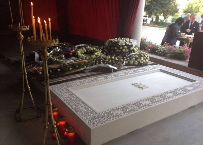 Imediat dupa inmormantarea Reginei Ana a aparut cripta Regelui, acoperita cu o panza