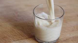 Ce contine laptele pe care il cumparam din magazine? Chiar si untura de porc, arata datele de la Protectia Consumatorilor