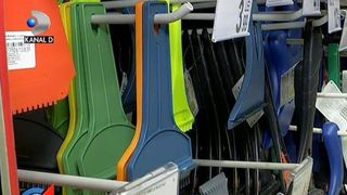 Efectele primei ninsori in Romania. Supermarketurile s-au umplut cu raclete, lopeti, stergatoare si solutii pentru dezghetat parbrize
