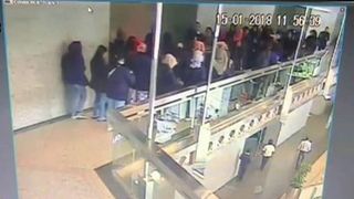 Scene de groaza in Indonezia! Plafonul bursei din capitala s-a prabusit - Un grup de studenti a cazut in gol