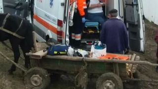 Situatie revoltatoare in Vaslui! Un pacient a ajuns la spital cu caruta, ambulanta impotmolindu-se in noroi