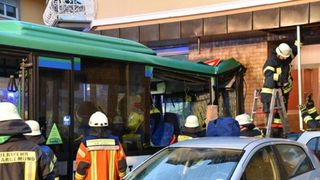 43 de copii au fost raniti, dupa ce autobuzul care ii transporta spre scoala s-a izbit de zidul unei case