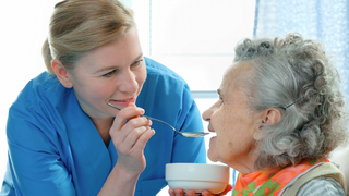 Ai in ingrijire un batran? Acum poti beneficia de program redus la locul de munca, fara a ti se micsora salariul. Facilitate extraordinara pentru toti angajatii