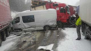 Un sofer roman de tir a filmat un accident groaznic pe o sosea din Cehia. Peste 10 TIR-uri s-au ciocnit violent - "Dezastru, frate" - Imaginile care te vor soca