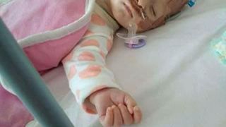 Apel umanitar pentru o fetita de 5 luni, internata la Marie Curie, in Bucuresti! Diana a inghitit lichid amniotic la nastere, iar parintii nu au bani sa plateasca operatia care i-a salvat viata