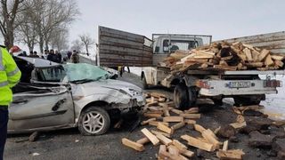 Accident cu cinci victime in Corabia! Soferul care repara o autoutilitara a fost accidentat mortal