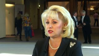 Viorica Dancila, batuta in plina strada! Viitorul premier al Romaniei a fost agresat pentru ca a rupt doua afise cu Traian Basescu