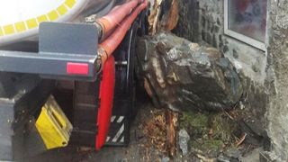 Pericol de explozie in Zarnesti! Mai multi localnici au fost evacuati, dupa ce o cisterna cu benzina s-a izbit de zidul unei case