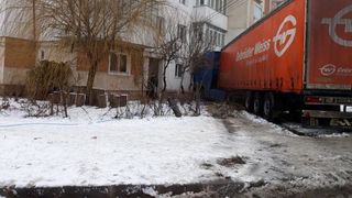 S-au trezit cu tirul in casa. Cum s-a produs neobisnuitul incident