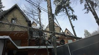 E jale in Prahova, din cauza ninsorii abundente! Statiunea Sinaia este blocata din cauza zapezii. Mai multi copaci au cazut peste imobile si pe carosabil