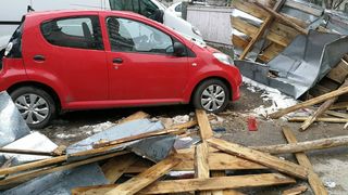 Prapad in Focsani! Vantul a smuls acoperisul unui bloc - Doua masini au fost aproape distruse