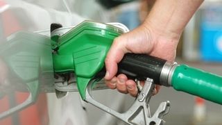 "Nu ne mai permitem sa facel plinul la masina". Soferii din Romania se plang de cresterea preturilor de la pompa - Barilul de petrol a ajuns la un pret record pe pietele internationale