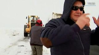 Jurnalistii de la Stirile Kanal D, ajutor pentru oamenii captivi intre nameti! Au pus mana pe lopeti: "E o munca infernala"