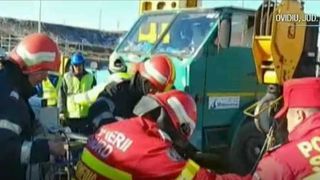 Un pompier si-a riscat viata pentru a salva un muncitor care cazuse intr-un put foarte adanc!