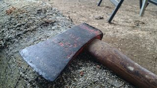 Un elev de clasa a IX a inarmat cu un topor a semanat panica in scoala in care invata