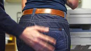 Scandalos! Un profesor din Iasi i-a oferit bani unei eleve pentru a intretine relatii intime cu el