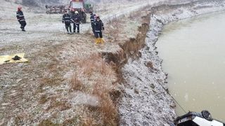 Un copil de 13 ani a murit inecat dupa ce masina in care se afla a plonjat in raul Arges. Tatal sau era la volan!