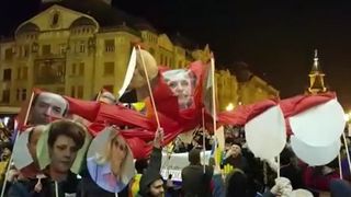 Imagini inedite de la protest! Cativa manifestanti au confectionat "caracatita PSD"