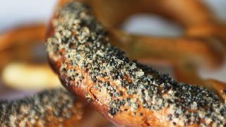 Moarte ciudata! Un tanar de 21 de ani a muscat dintr-un covrig, dupa care a decedat!