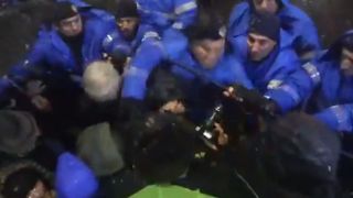Jandarmul care a lovit protestatarii a fost identificat de catre Marian Godina! Este "garda de corp" a PSD-istilor!