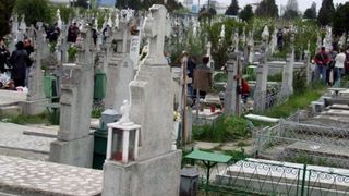 Uite mortul, nu e mortul! Cea mai noua metoda de facut bani la Vaslui! E de-a dreptul macabru!