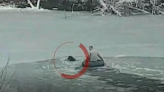 Momente de spaima pentru un barbat din Ilfov dupa ce cainele sau a cazut intr-un lac inghetat