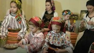 Traditii reinviate in Bistrita Nasaud! O profesoara si un pictor readuc la moda sezatoarea!