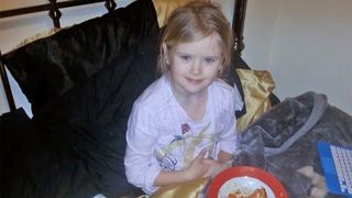 Si-a fotografiat fiica mancand pizza in pat, iar ce a urmat apoi este cumplit! Tatal a fost arestat imediat