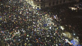 Protestul din Bucuresti a avut rasunet in presa internationala. Cei de la EuroNews si-au pus fotografia de coperta pentru Facebook cu imagini de aici