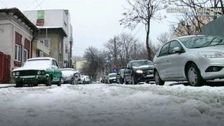 Ninsoarea a blocat Capitala. Zapada topita a transformat strazile in rauri. Probleme sunt si pe aeroportul Otopeni, unde mai multe zboruri sunt intarziate