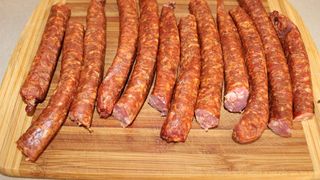 Atentie la ce cumparati. Carnatii din magazine contin substante de dezghetat drumurile