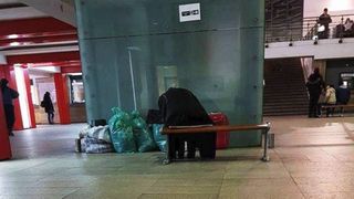 Cutremurator! O batranica a fost lasat de familia ei in gara din Craiova - "Mi-au adus toate bagajele si mi-au spus sa ii astept aici" - De o luna doarme acolo, saraca