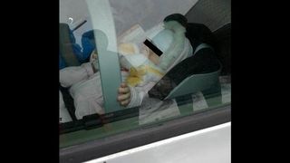 Un bebelus a fost lasat inchis in masina de catre proprii parinti in parcarea unui mall din Cluj - Ce s-a intamplat cu micutul e ingrozitor - "Nu e treaba voastra ce facem noi cu copilul nostru!"