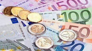 Euro scade spre 4,66 lei, in linie cu tendinta regionala