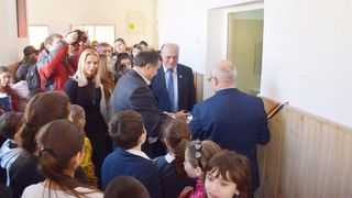 Primarul orasului Piatra Neamt a taiat panglica la inaugurarea unor WC-uri dintr-o scoala