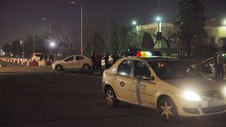 Razboi intre taximetristi si soferii de Uber! Scandalul sangeros a inceput in parcarea unui mall