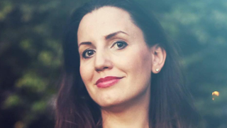 Nicoleta Botan se intoarce, definitiv, acasa, la Vaslui, in sicriu. Putini stiu ce viata chinuita a dus. Cei care, azi, o plang i-au distrus copilaria