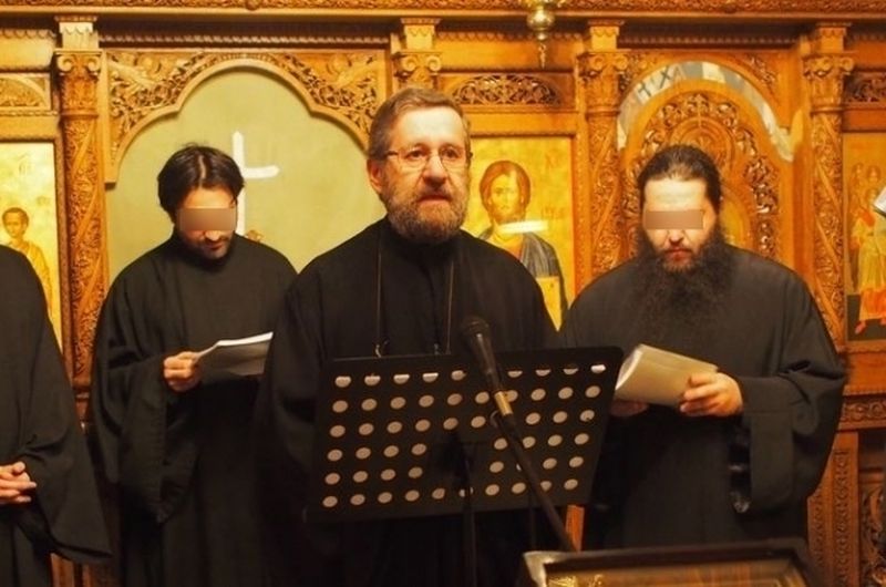 Mihai Coada, in urma cu cativa ani, cantand in straie calugaresti