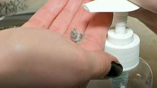 Substante chimice periculoase, descoperite in sapunuri si paste de dinti. Cum le identificam!