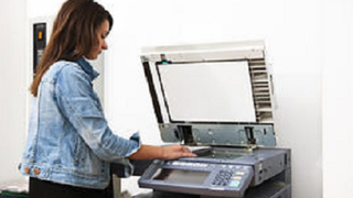 Clipe de groaza pentru o femeie din Targu Jiu! A intrat intr-un birou pentru a copia mai multe acte, cand a fost amenintata si agresata de un individ