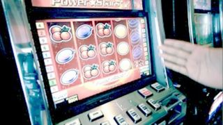 Juca la pacanele, cand s-a trezit cu timpanul spart. Barbatul a fost lovit cu putere dintr-un motiv halucinant
