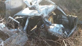 Accident feroviar in Satu Mare! O femeie a murit dupa ce masina in care se afla a fost lovita din plin de tren - Victima a fost proiectata pe camp