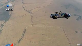 Au dat dovada de un curaj nebun! Cinci barbati din Statele Unite au pus la cale o cascadorie pe care nici in filme nu ati vazut-o: au sarit cu masina din avion!