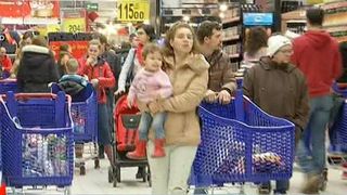 Pretul alimentelor goleste buzunarele romanilor. Iar specialistii anunta un nou val de scumpiri. Principala cauza este legata de importuri, care sunt calculate in euro