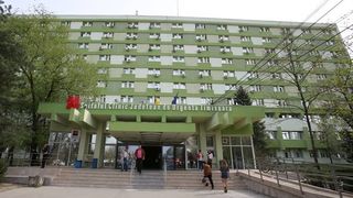 Colegul de salon a chemat asistenta cand si-a dat seama ca un pacient lipseste! Cand s-au uitat pe geam, de la etajul 5, au inlemnit! Imaginea asta nu o s-o uite niciodata