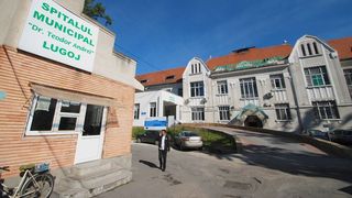 Infiorator! Un bebelus din Lugoj, internat la sectia de pediatrie, a fost hranit cu lapte dintr-o sticla murdara. Conducerea spitalului se spala pe maini de acest caz: &ldquo;Nu este sticla noastra&rdquo;