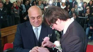 Un tanar roman s-a casatorit cu un italian cu 25 de ani mai in varsta ca el. "A fost dragoste la prima vedere!"