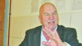 Un auto-intitulat tamaduitor isi trateaza pacientii cu proceduri cum nu s-au mai vazut nicaieri