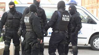 Au chemat ambulanta la domiciliu, iar ce le-au facut asistentei si ambulantierului este infiorator! Doar mascatii din Bihor au reusit sa ii salveze