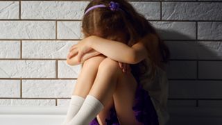 Dambovita: Fata de 13 ani, violata de concubinul mamei, la Dragodana. La Corbii Mari, o fetita de 7 ani a fost agresata sexual de un barbat de 62 de ani